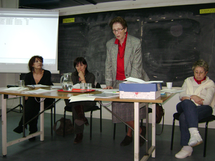 María Gainzarain, 2ª por la izquierda, elegida presidenta en la asamblea de 2009.