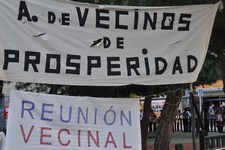 Foto de pancartas anunciando la junta en la Plaza de Prosperidad