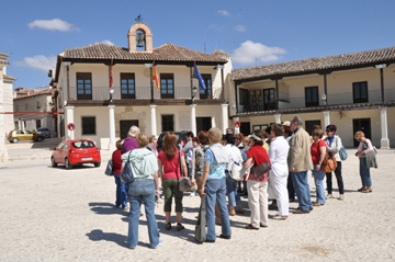 Foto del grupo ante el Ayuntamiento de Colmenar de Oreja