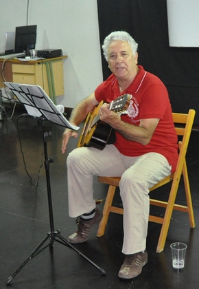 Foto del cantautor Jesús González durante su recital