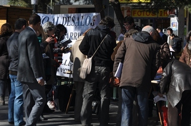 Foto de la mesa de libros para repartir en la plaza de Prosperidad