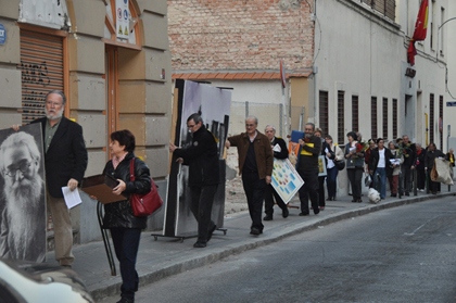 Foto de la cadena humana hacia el nuevo local