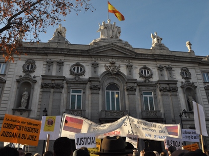 Foto de concentración en apoyo a Garzón ante el tribunal supremo el 24 de enero de 2012