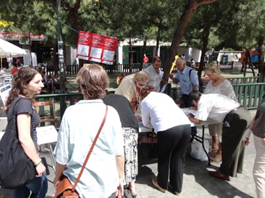 Foto de la recogida de firmas en la plaza de Prosperidad