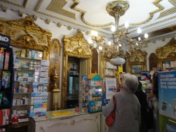 Foto del interior de la Farmacia Deleuze Isasi