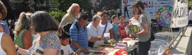 Foto del acto de regalo de libros en la Plaza de Prosperidad