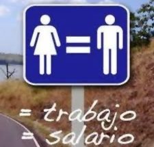 Foto de señal de tráfico con figura de hombre = mujer y la leyenda = trabajo = salario