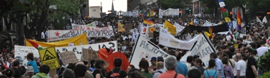 Foto de la calle Álcala llena de manifestantes del 15M