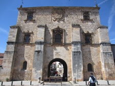 Foto del edificio cuyo arco daba acceso a la villa