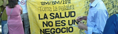 Foto de una pancarta con el lema "La salud no es un negocio" ante el Hospital Gregorio Marañon de Madrid durante la Manifestación